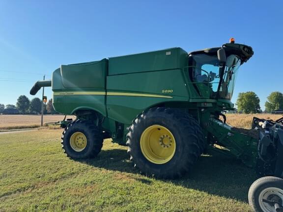 Image of John Deere S690 Primary image