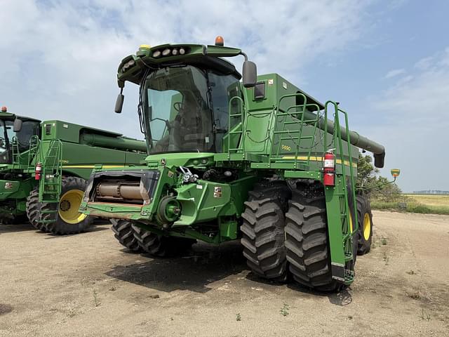 Image of John Deere S690 equipment image 1