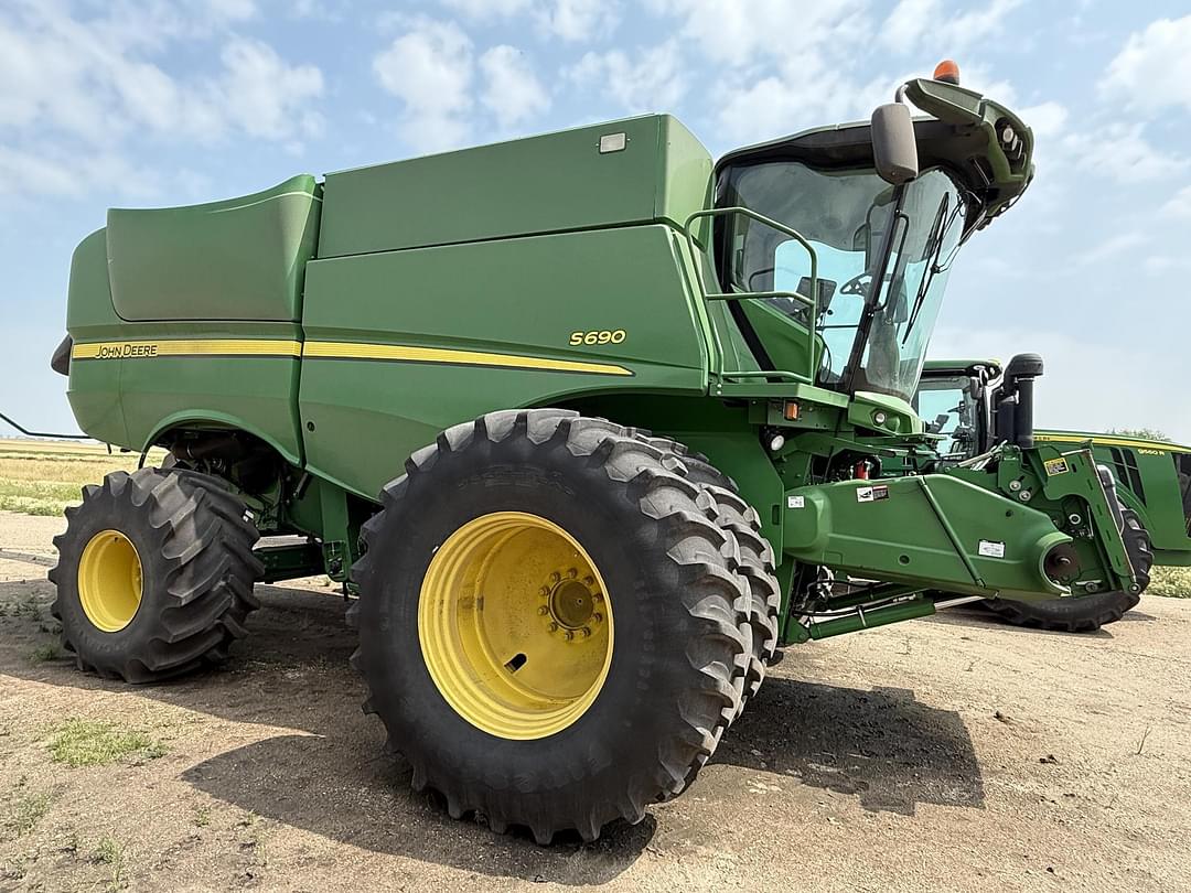 Image of John Deere S690 Primary image