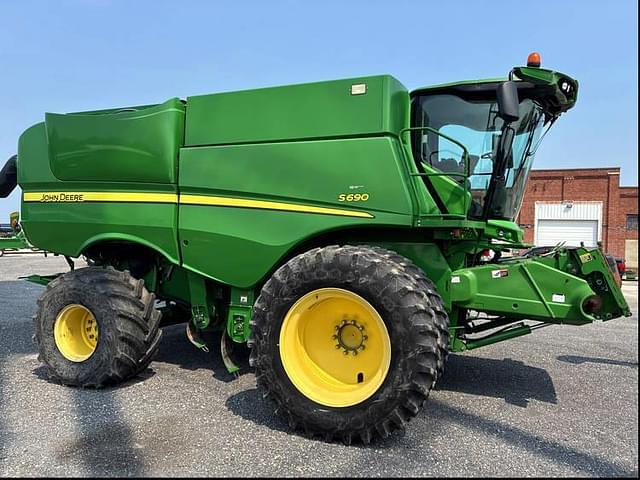 Image of John Deere S690 equipment image 1