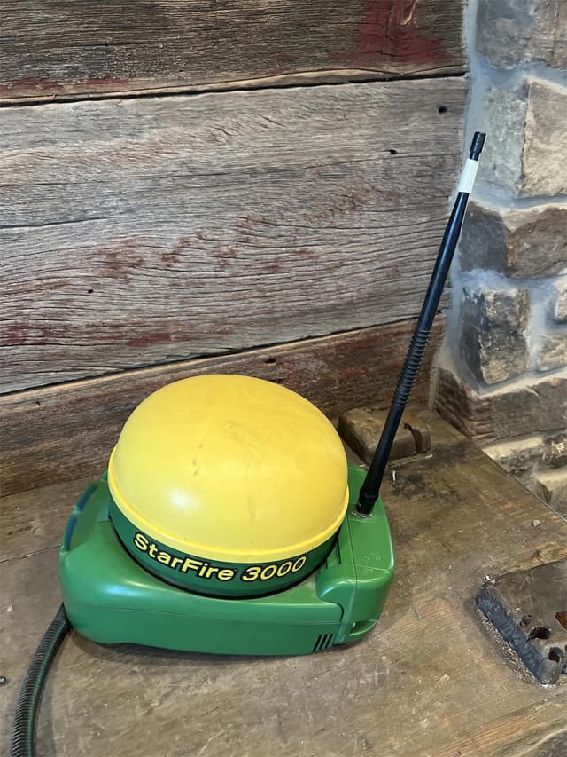 Image of John Deere StarFire 3000 equipment image 2