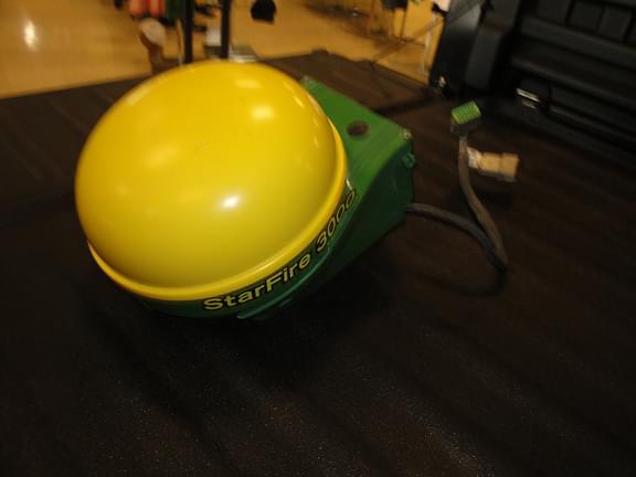 Image of John Deere StarFire 3000 equipment image 2