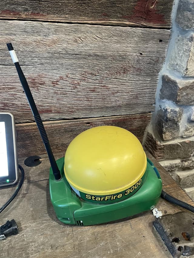 Image of John Deere StarFire 3000 equipment image 2
