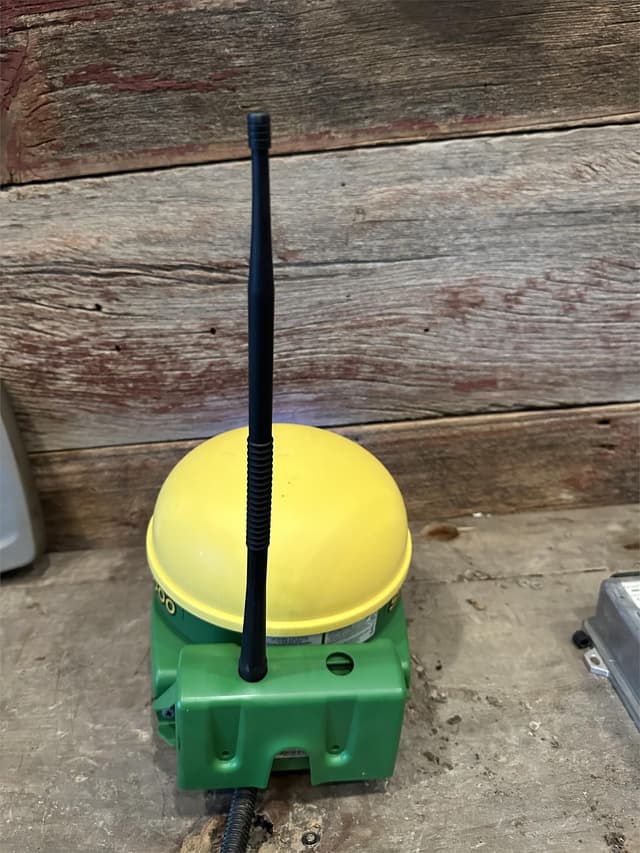 Image of John Deere StarFire 3000 equipment image 4