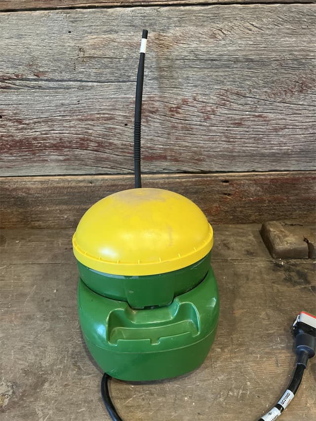 Image of John Deere StarFire 3000 equipment image 2