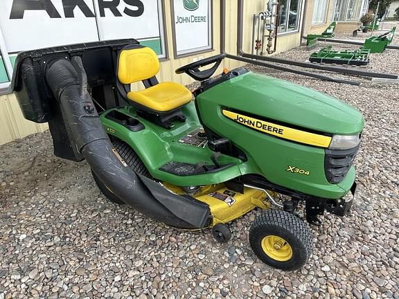 Image of John Deere X304 equipment image 1