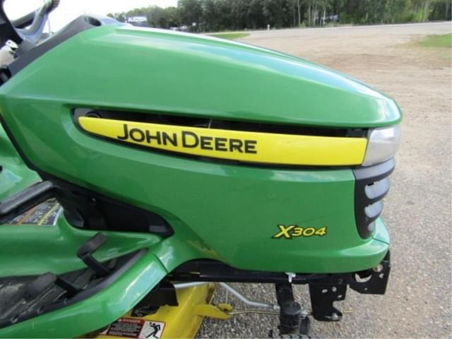 Image of John Deere X304 equipment image 1