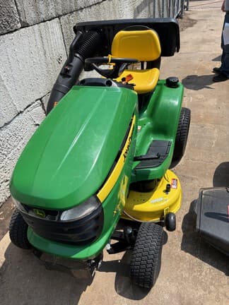Image of John Deere X304 equipment image 1