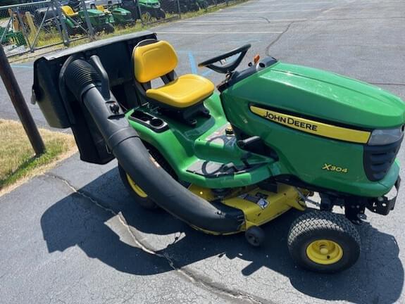 Image of John Deere X304 equipment image 3