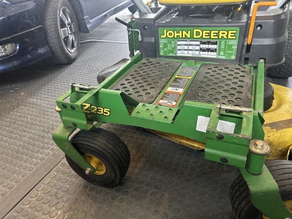 Image of John Deere Z235 equipment image 2