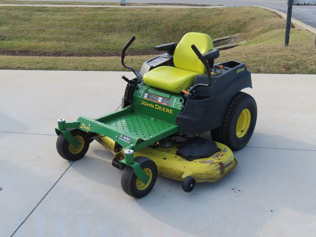 2013 John Deere Z445 Equipment Image0