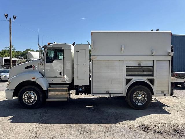 Image of Kenworth T400 equipment image 1