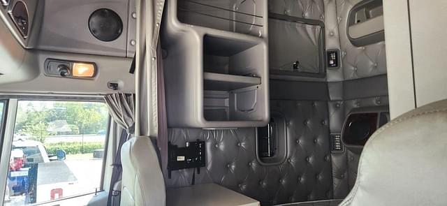 Thumbnail image Kenworth T700 11
