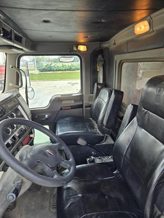 Image of Kenworth T880 equipment image 2