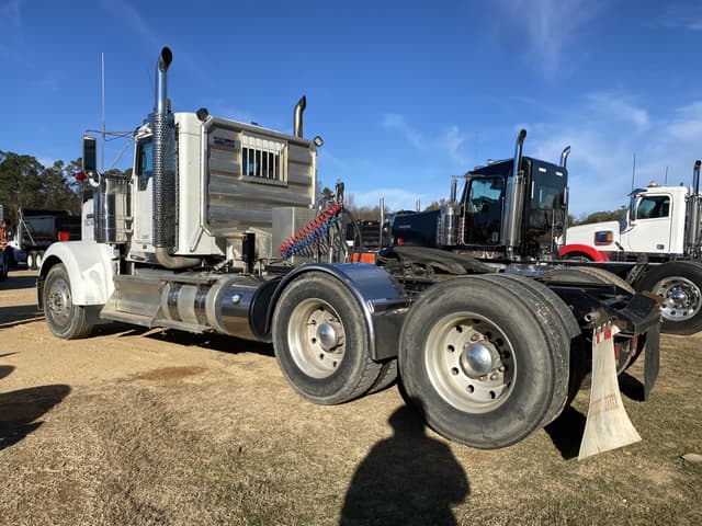 Image of Kenworth W900 equipment image 1
