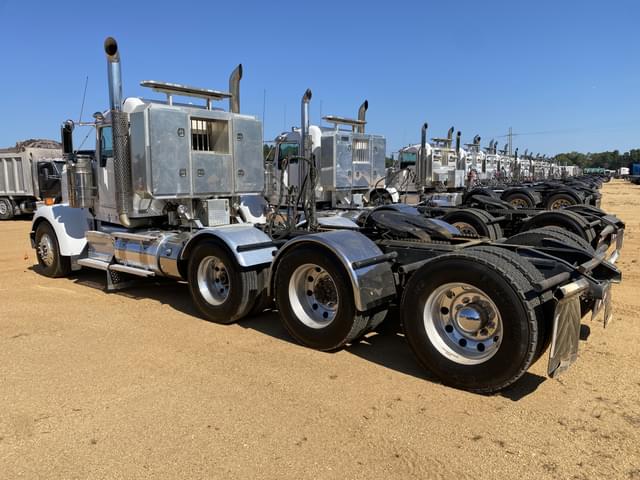Image of Kenworth W900 equipment image 1