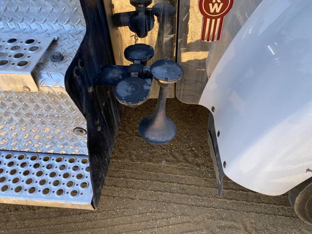 Image of Kenworth W900 equipment image 4