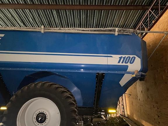 Image of Kinze 1100 equipment image 1