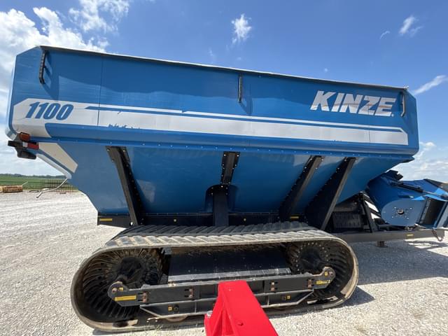 Image of Kinze 1100 equipment image 1