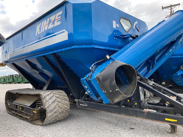 Image of Kinze 1100 equipment image 1