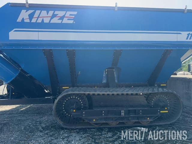 Image of Kinze 1100 equipment image 1