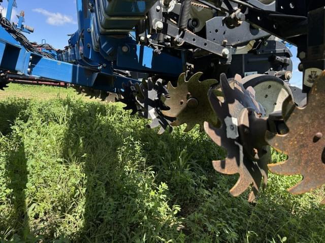 Image of Kinze 3200 equipment image 3