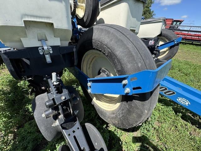 Image of Kinze 3200 equipment image 4