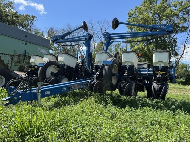 Image of Kinze 3200 equipment image 2