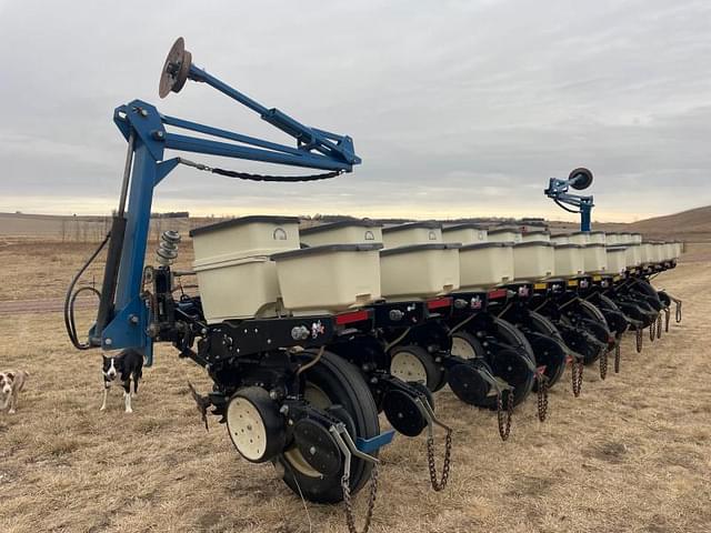 Image of Kinze 3200 equipment image 3