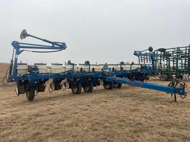 Image of Kinze 3200 equipment image 1