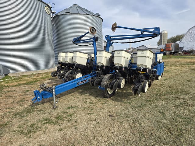 Image of Kinze 3200 equipment image 1