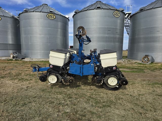 Image of Kinze 3200 equipment image 3