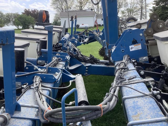 Image of Kinze 3200 equipment image 3