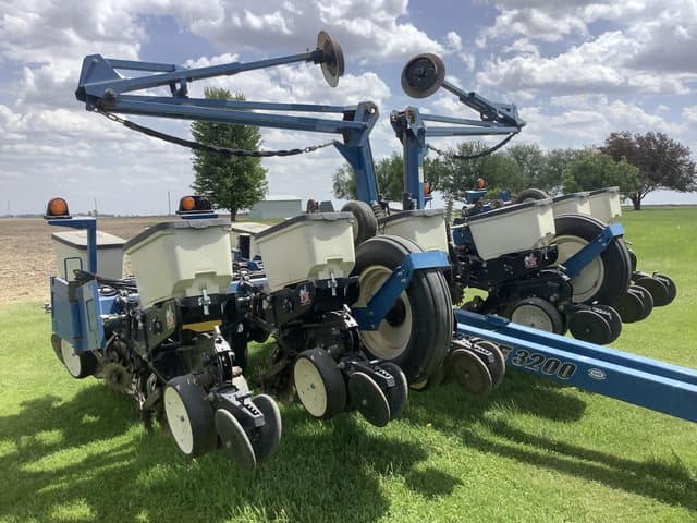 Image of Kinze 3200 equipment image 1