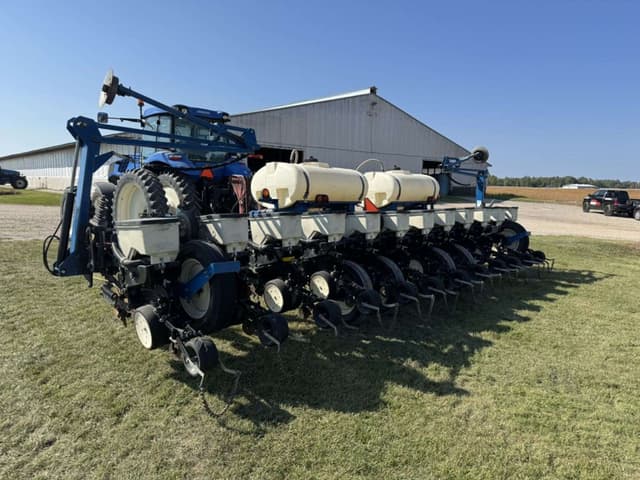 Image of Kinze 3200 equipment image 1