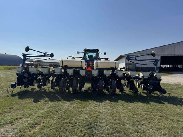 Image of Kinze 3200 equipment image 2