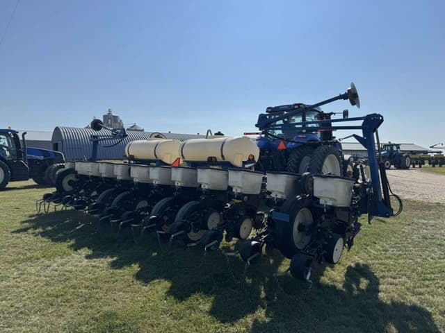 Image of Kinze 3200 equipment image 3