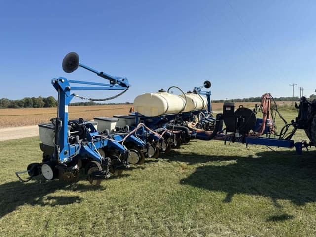 Image of Kinze 3200 equipment image 4