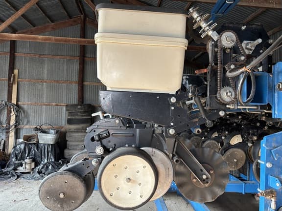 Image of Kinze 3500 equipment image 2