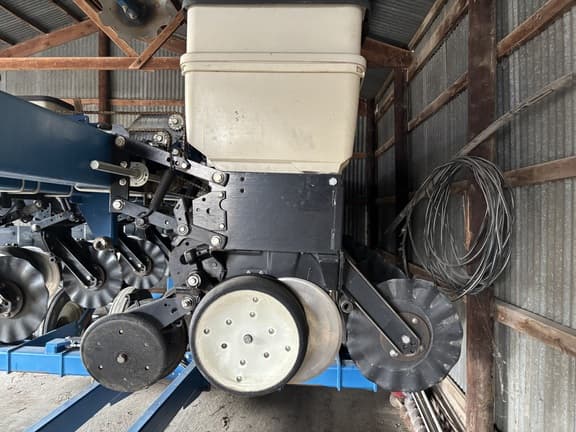 Image of Kinze 3500 equipment image 4