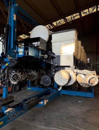 Image of Kinze 3500 equipment image 3