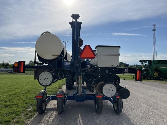 Image of Kinze 3500 equipment image 3