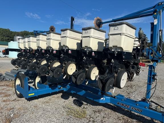 Image of Kinze 3500 equipment image 3