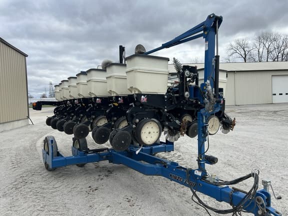 Image of Kinze 3500 equipment image 3