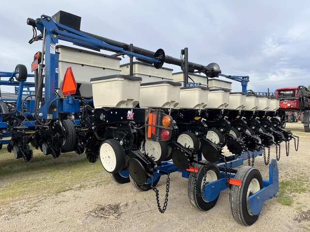 Image of Kinze 3500 equipment image 2