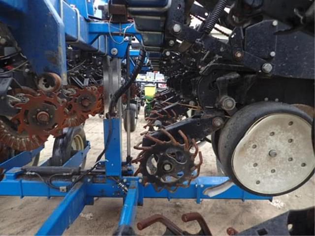 Image of Kinze 3500 equipment image 4