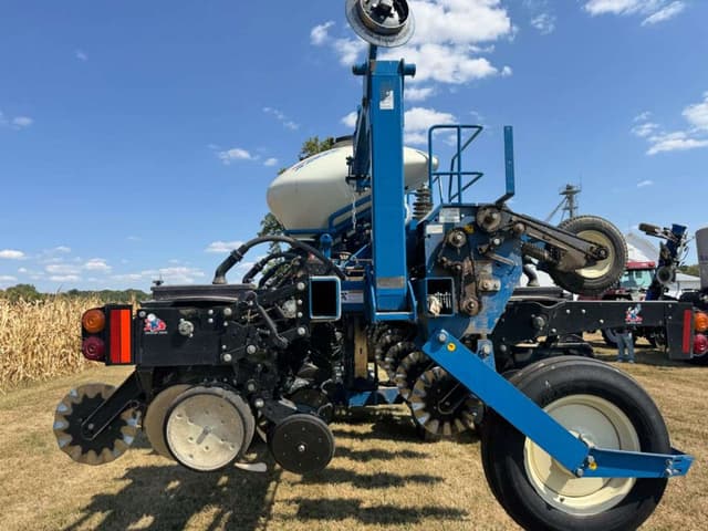 Image of Kinze 3600 equipment image 2
