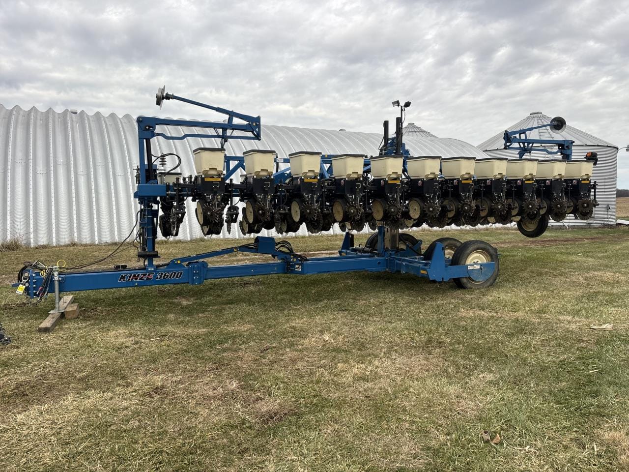 2013 Kinze 3600 Equipment Image0