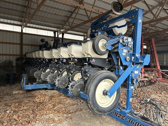 Image of Kinze 3600 equipment image 1