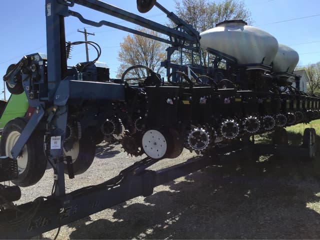 Image of Kinze 3600 equipment image 3